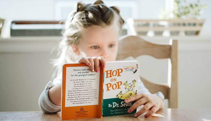Mala devojčica čita knjigu